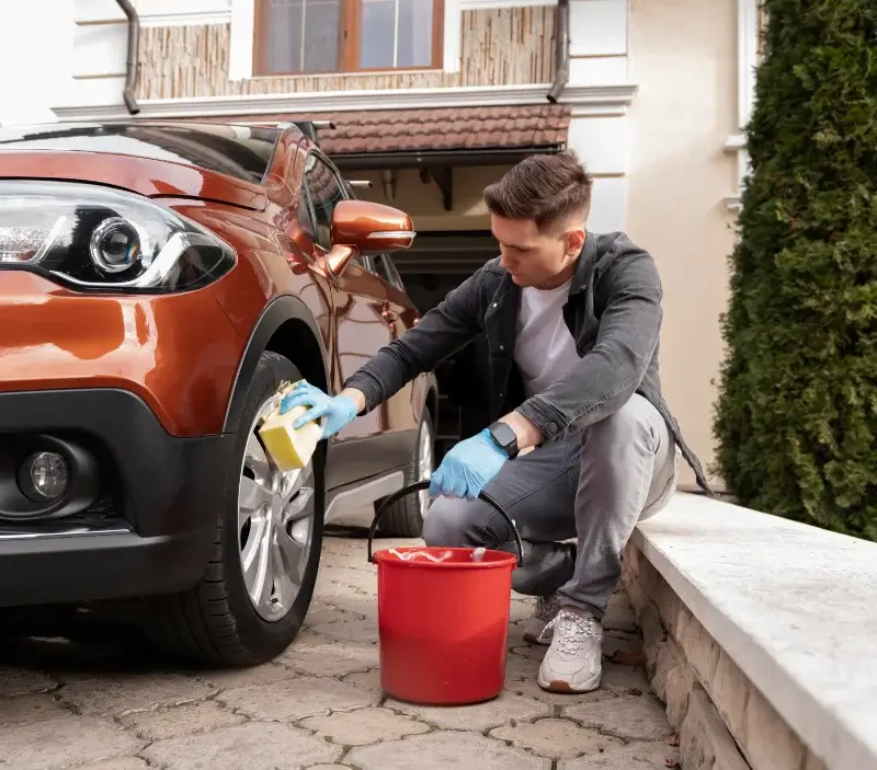 Lavage auto à domicile Lugrin : professionnel intervenant sur un véhicule